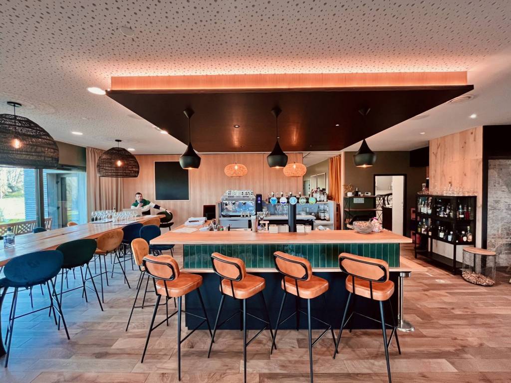 Décoration et mobilier sur mesure pour ce restaurant à Avranches dans la baie du Mont Saint Michel. Le bar devient une pièce centrale pour cet ancien restaurant gastronomique devenant bistrot. La convivialité y prend tout son sens. 