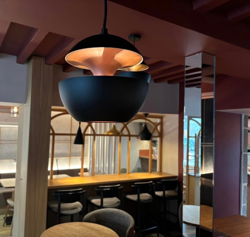 Réaménagement et décoration d'un restaurant à Villedieu les Poêles en Normandie. Travail autour du cuivre, concept de contrastes, matières et lumières. Ambiance élégante et chaleureuse. Réorganisation des flux pour un meilleur confort du service.